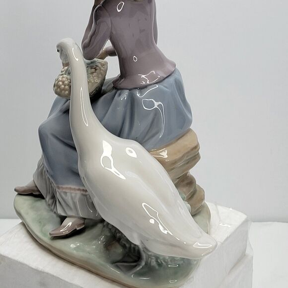 Lladro 5034 Goose Trying to Eat - 1979  Retired Excellent- Girl w/Goose VTG - Picture 13 of 14